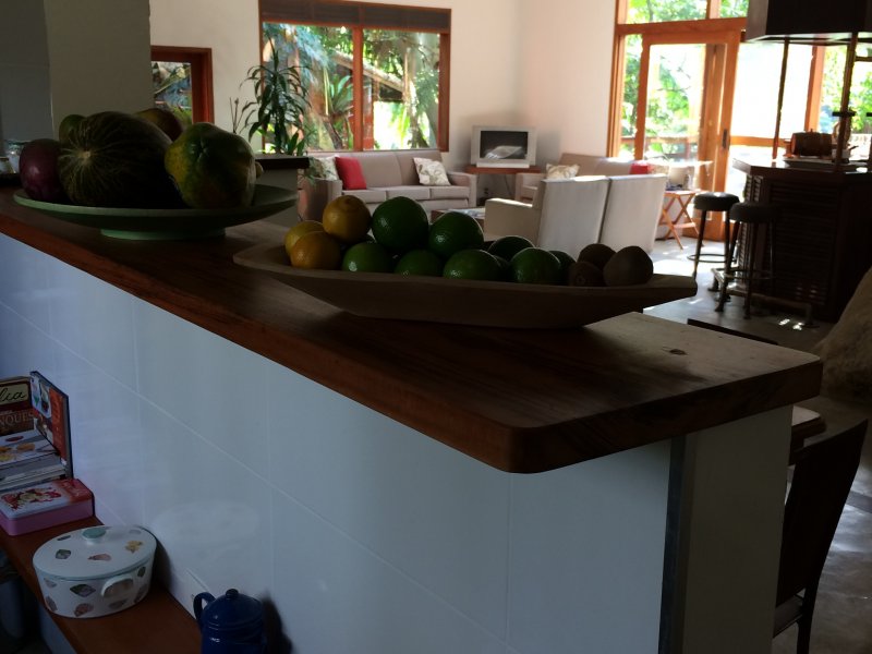 Casa à venda Perequê com 990m² e 10 quartos por R$ 3.600.000 - 2101182540-casa-cozinha-e-sala.JPG