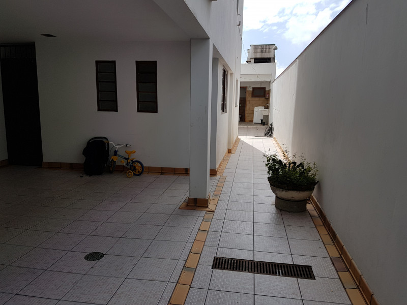 Casa à venda Jardim Nossa Senhora do Carmo com 270m² e 3 quartos por R$ 840.000 - 511953662-garagem-corredor.jpg