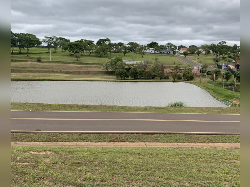 Terreno à venda Centro com 450m² e 1 quarto por R$ 110.000 - f528b841-3302-467b-832a-282daaa3758d.jpeg