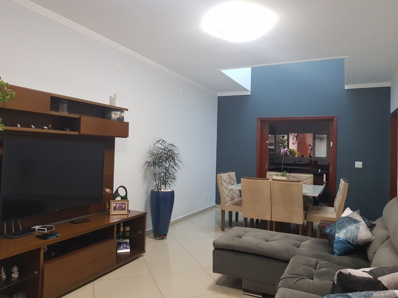 imóvel com 305m² - Jardim do Colégio - Embu das Artes