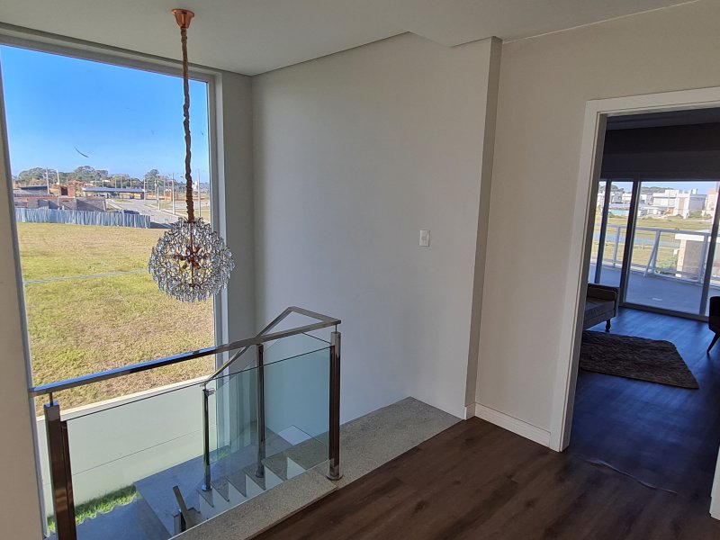 Casa de condomínio à venda Laranjal com 365m² e 4 quartos por R$ 1.790.000 - 1588742484-corredor-superior-e-escada.jpg