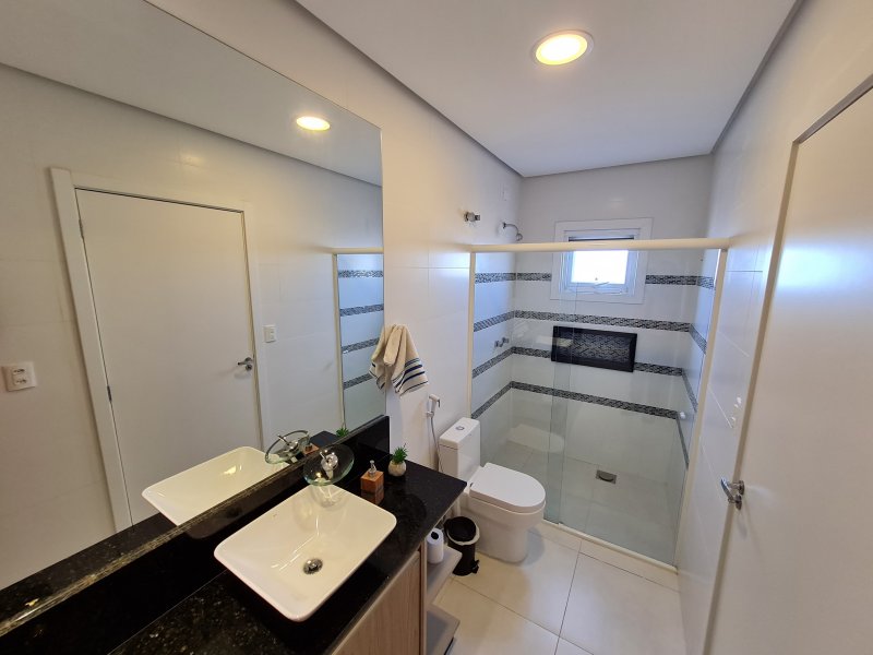 Casa de condomínio à venda Laranjal com 365m² e 4 quartos por R$ 1.790.000 - 1631704848-banheiro-suite-terreo-3.jpg