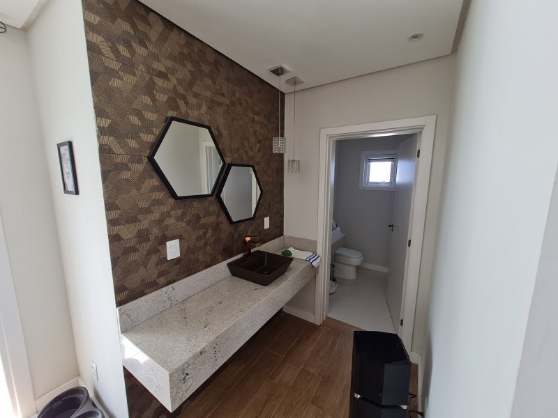 Casa de condomínio à venda Laranjal com 365m² e 4 quartos por R$ 1.790.000 - 1649338212-lavabo-apoio-cozinha-5.jpg