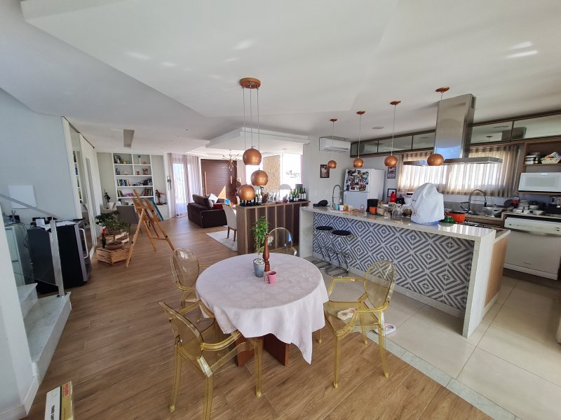 Casa de condomínio à venda Laranjal com 365m² e 4 quartos por R$ 1.790.000 - 2110833526-cozinha-e-sala.jpg