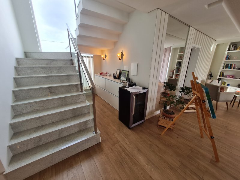 Casa de condomínio à venda Laranjal com 365m² e 4 quartos por R$ 1.790.000 - 296894880-escada-2.jpg