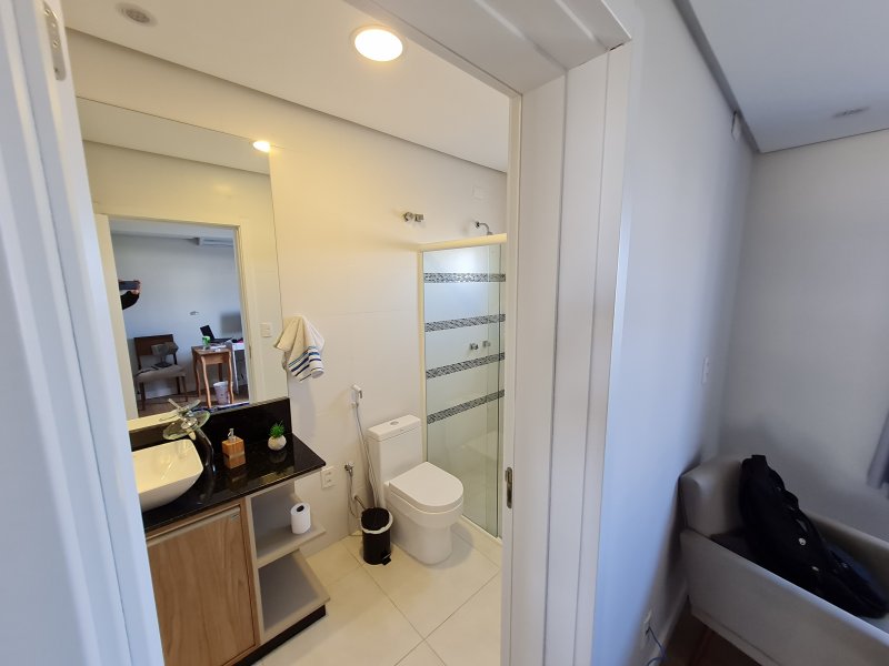 Casa de condomínio à venda Laranjal com 365m² e 4 quartos por R$ 1.790.000 - 443079509-banheiro-suite-terreo.jpg
