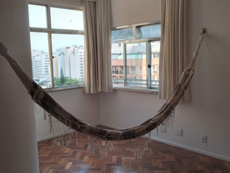 Apartamento à venda Copacabana com 60m² e 2 quartos por R$ 670.000 - 1300657120-sala-janelas.jpg