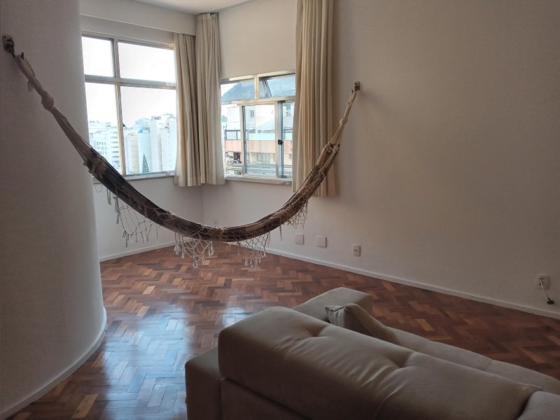 Apartamento à venda Copacabana com 60m² e 2 quartos por R$ 670.000 - 1853346711-sala-janelas-2.jpg