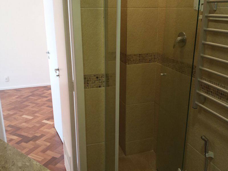 Apartamento à venda Copacabana com 60m² e 2 quartos por R$ 670.000 - 2105380607-banheiro-quarto.jpg