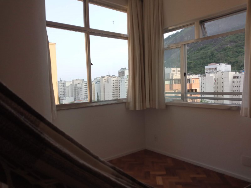 Apartamento à venda Copacabana com 60m² e 2 quartos por R$ 670.000 - 35991259-sala-janelas-3.jpg