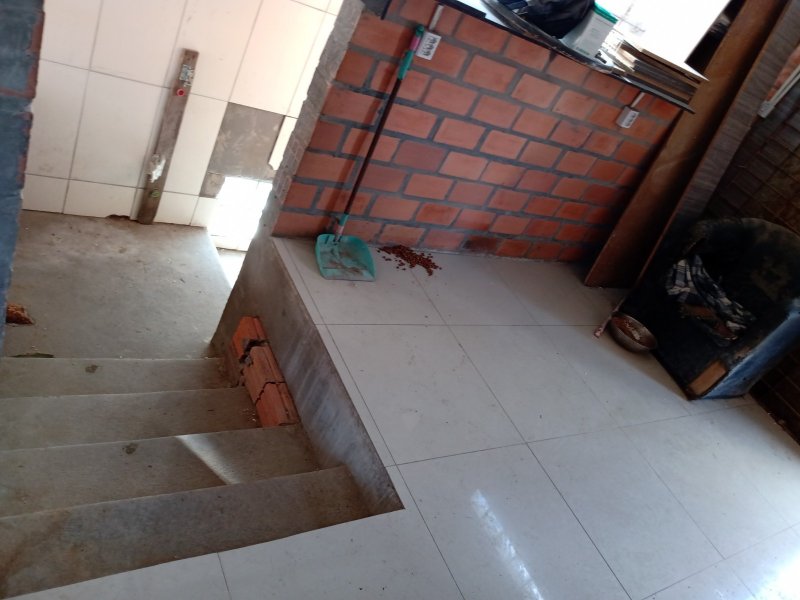 Casa à venda Bela Vista com 320m² e 3 quartos por R$ 200.000 - 484486402-descida-2o.jpg