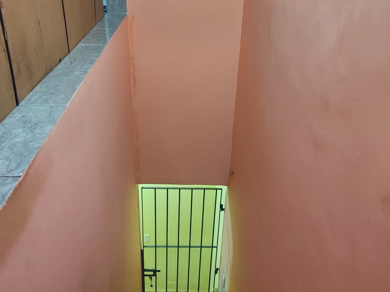 Casa à venda IAPI com 240m² e 3 quartos por R$ 440.000 - 1381012171-35-escada-primeiro-segundo-andar-2.jpg