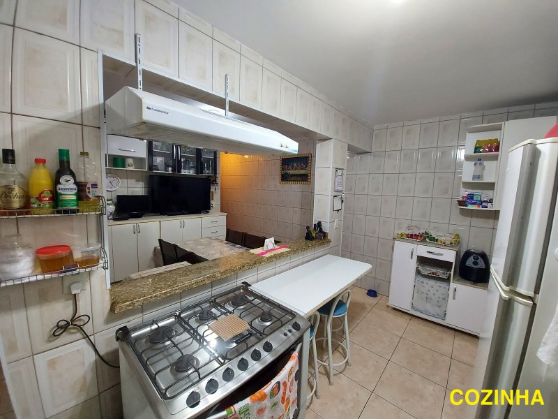 Casa à venda IAPI com 240m² e 3 quartos por R$ 440.000 - 481586474-08-cozinha-2.jpg
