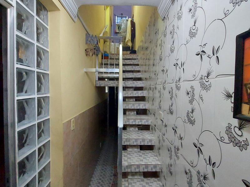 Casa à venda IAPI com 240m² e 3 quartos por R$ 440.000 - 689710858-11-escada-terreo-primeiro-andar-1.jpg