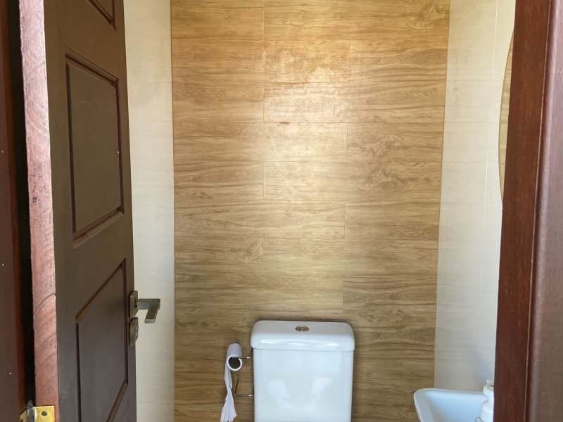 Casa de condomínio à venda Caluge com 250m² e 3 quartos por R$ 265.000 - 1339452968-banheiro-externo.jpg