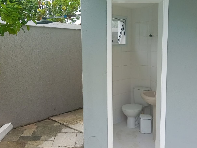 Casa à venda Jardim Virgínia com 398m² e 5 quartos por R$ 1.800.000 - banheiro-e-ducha-area-externa-airbnb.jpeg