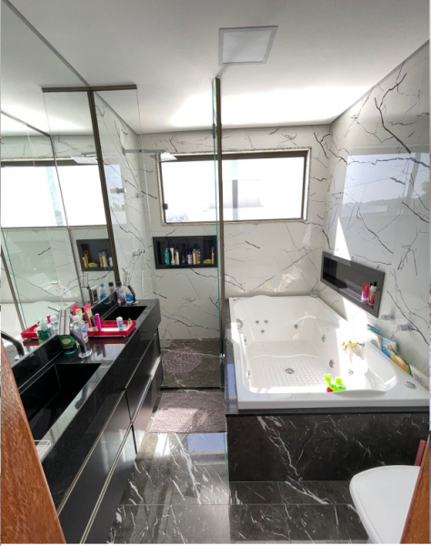 Casa de condomínio à venda Dos Ipês com 308m² e 4 quartos por R$ 1.640.000 - 1023307369-banheiromaster1.png