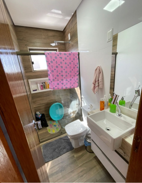 Casa de condomínio à venda Dos Ipês com 308m² e 4 quartos por R$ 1.640.000 - 230086531-banheiroquartoguardaroupa.png
