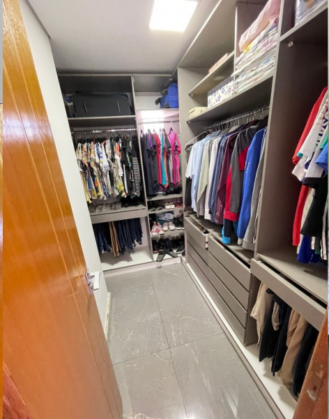 Casa de condomínio à venda Dos Ipês com 308m² e 4 quartos por R$ 1.640.000 - 871382165-closet1.png