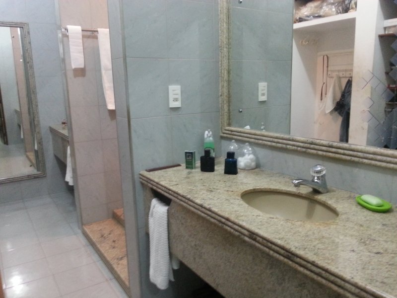 Casa à venda Ininga com 660m² e 6 quartos por R$ 3.500.000 - 1266676052-suite-do-casal-v8-ambiente-do-closet-e-bancadas-de-pia.jpg