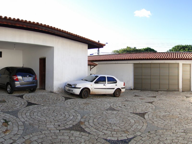 Casa à venda Ininga com 660m² e 6 quartos por R$ 3.500.000 - 1721137350-patio-de-estacionamento-porta-do-deposito.jpg
