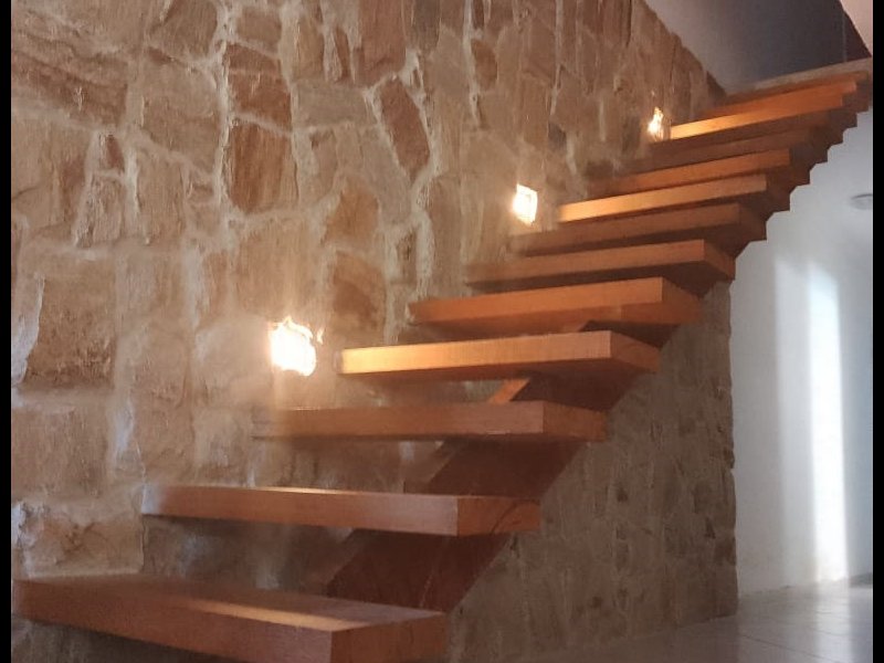 Casa à venda Itaipuaçu com 200m² e 4 quartos por R$ 585.000 - 404990829-escada-subida1.jpg
