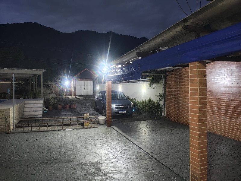 Terreno à venda Vargem Pequena com 732m² e 1 quarto por R$ 800.000 - quintal-noite-1.jpg