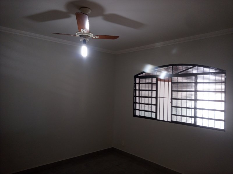 Casa para alugar Jardim Fortaleza  com 200m² e 4 quartos por R$ 5.000 - 1012661005-sala-tv.jpg