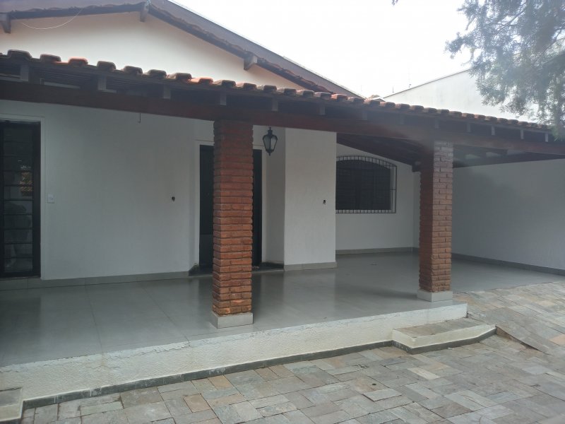 Casa para alugar Jardim Fortaleza  com 200m² e 4 quartos por R$ 5.000 - 1303497403-varanda-entrada-principal.jpg