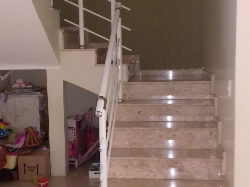 Casa à venda Jardim Yeda com 330m² e 4 quartos por R$ 730.000 - 1680394621-escada.jpg