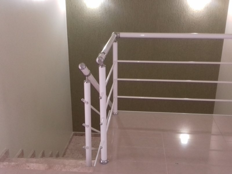 Casa à venda Jardim Yeda com 330m² e 4 quartos por R$ 730.000 - 1708945479-escada-para-corredor-central.jpg