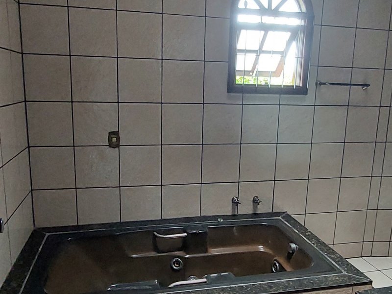 Casa à venda Centro com 258m² e 5 quartos por R$ 450.000 - 2132182881-suite-master-banheira.jpg