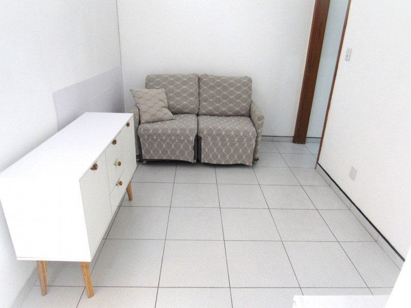 Apartamento à venda Bela Vista com 57m² e 1 quarto por R$ 370.000 - 1294231528-02-12-sala-sofa-e-mov.JPG