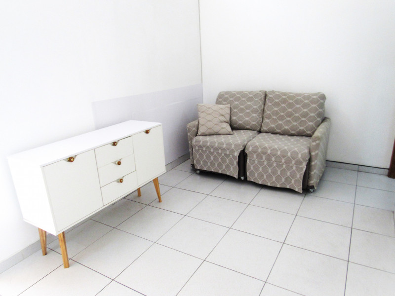 Apartamento à venda Bela Vista com 57m² e 1 quarto por R$ 370.000 - 2047389789-02-2-sala-sofa-e-mov.JPG