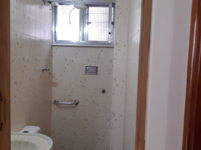Apartamento à venda Irajá com 50m² e 2 quartos por R$ 130.000 - 1380054297-banheiro-1.jpg
