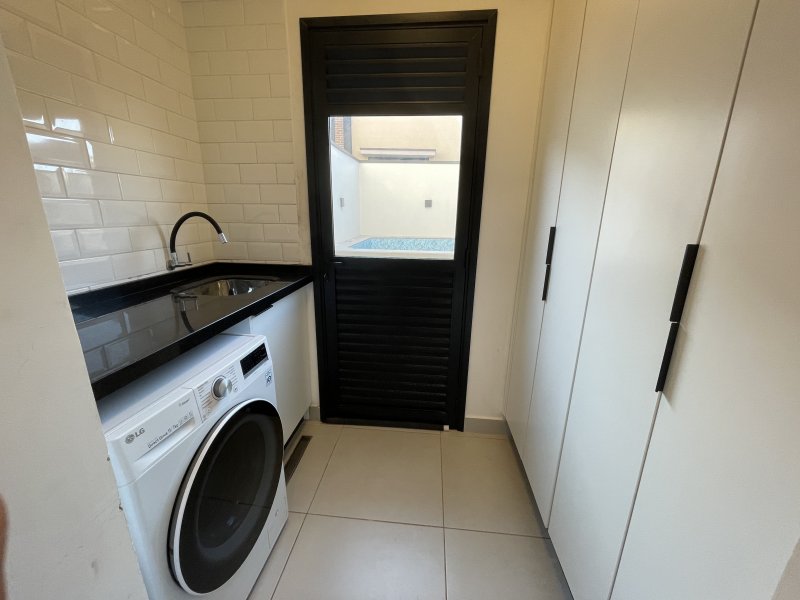 Casa de condomínio à venda Fazenda Santa Cândida com 102m² e 3 quartos por R$ 1.050.000 - 246947626-15-lavanderia-1.jpeg