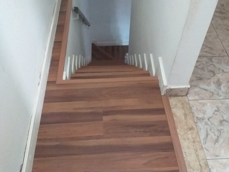 Casa à venda Vl. Rica com 240m² e 4 quartos por R$ 515.000 - 1086150260-escada-piso-superior.jpeg