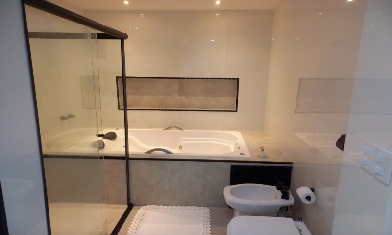 Casa à venda jardim acapulco com 450m² e 6 quartos por R$ 4.800.000 - 1231860767-88-hidro-banheiro-master.jpg