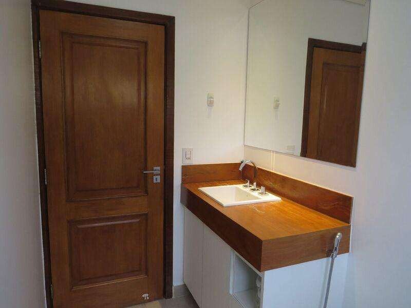 Casa de condomínio à venda Alphaville Residencial Plus com 400m² e 4 quartos por R$ 2.700.000 - 2063294999-banheiro-suite-menina.jpg