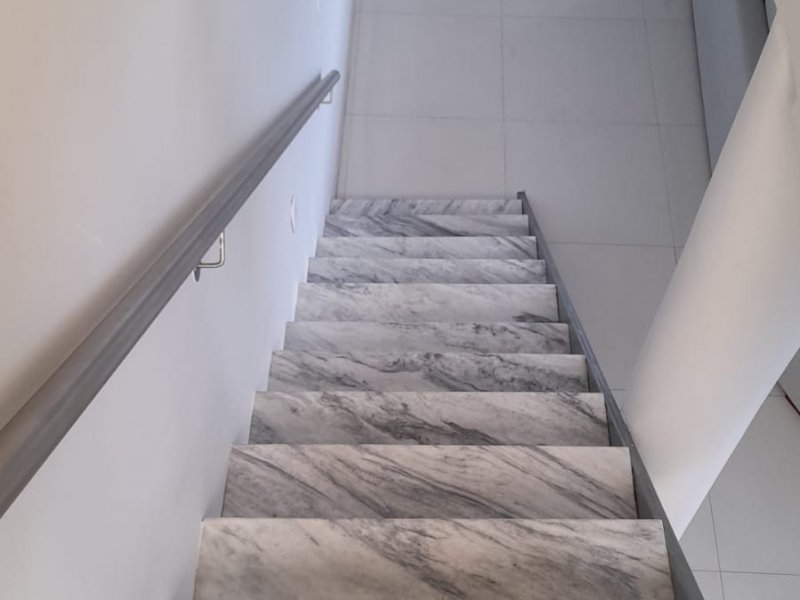 Casa à venda Jurerê com 512m² e 4 quartos por R$ 5.000.000 - 427055730-escada-marmore.jpeg