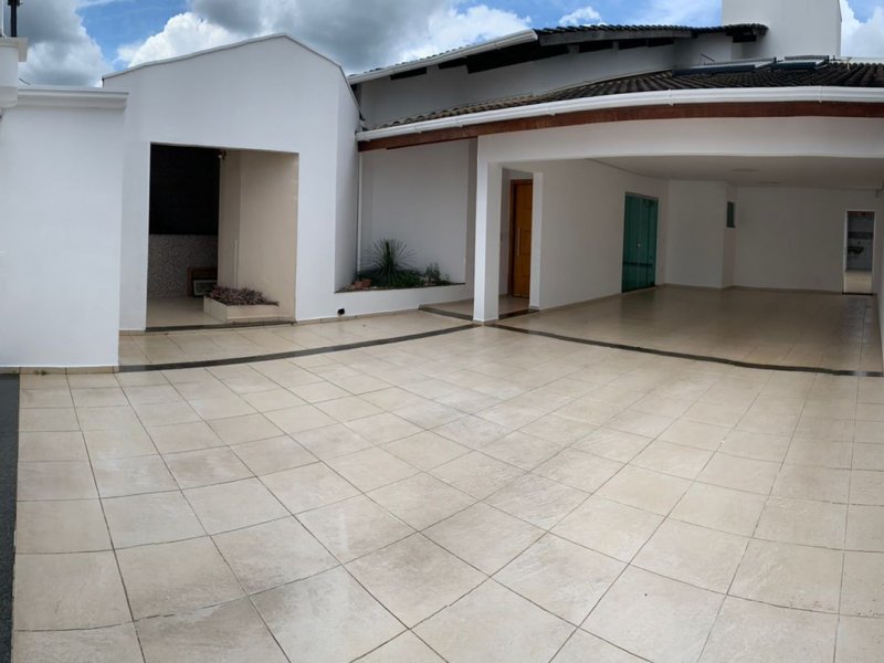 Casa à venda Centro com 220m² e 3 quartos por R$ 730.000 - 459240707-garagem-visao-diagonal-para-dentro.jpeg
