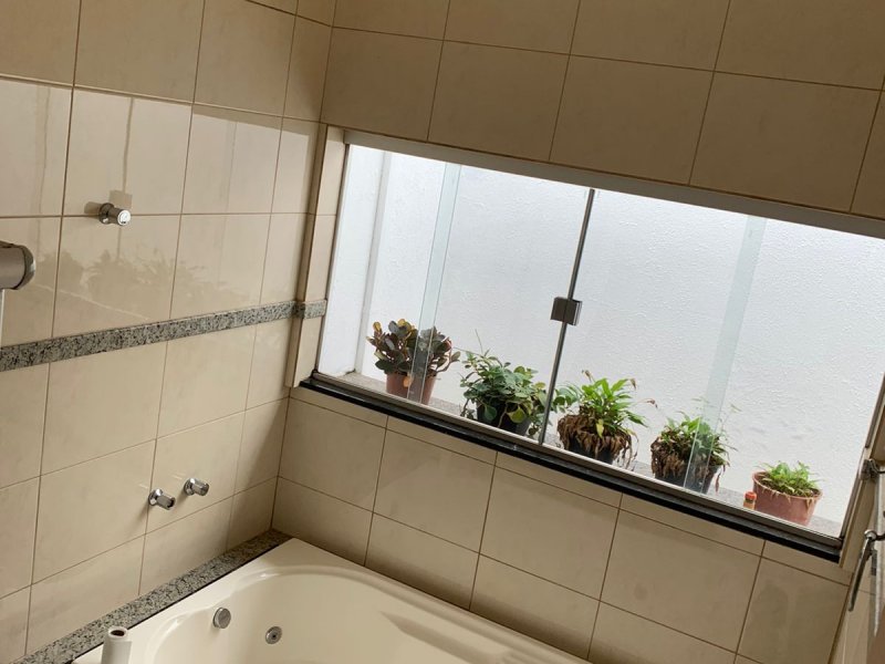 Casa à venda Centro com 220m² e 3 quartos por R$ 730.000 - 921164527-banheira-suite.jpeg