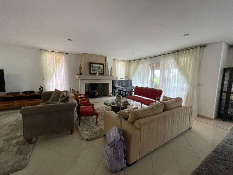 Casa de condomínio à venda Morada dos Pinheiros (Aldeia da Serra) com 500m² e 5 quartos por R$ 2.300.000 - 1193494358-9-sala-lareira.jpg
