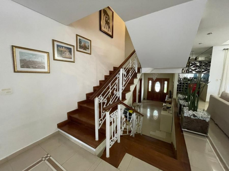 Casa de condomínio à venda Morada dos Pinheiros (Aldeia da Serra) com 500m² e 5 quartos por R$ 2.300.000 - 2048737335-11-escada.jpg