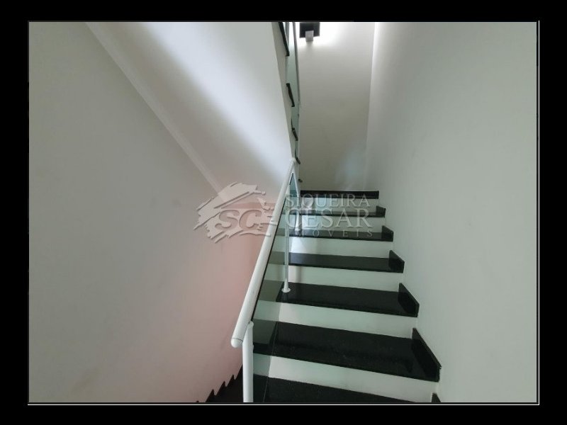 Casa de condomínio à venda Vila Guiomar com 230m² e 3 quartos por R$ 850.000 - 1200118031-escadas.jpg