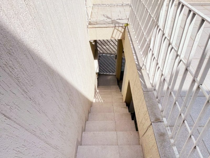 Casa à venda Saúde com 348m² e 3 quartos por R$ 890.000 - 450615731-escadas-saida.jpg
