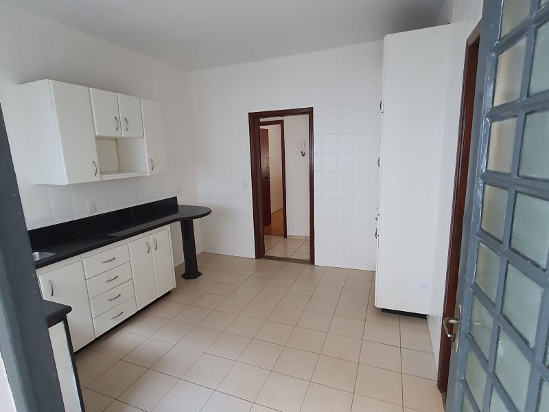 Casa à venda Califórnia com 270m² e 4 quartos por R$ 445.000 - 1094690688-cozinha-vista-da-area-de-servico.jpg