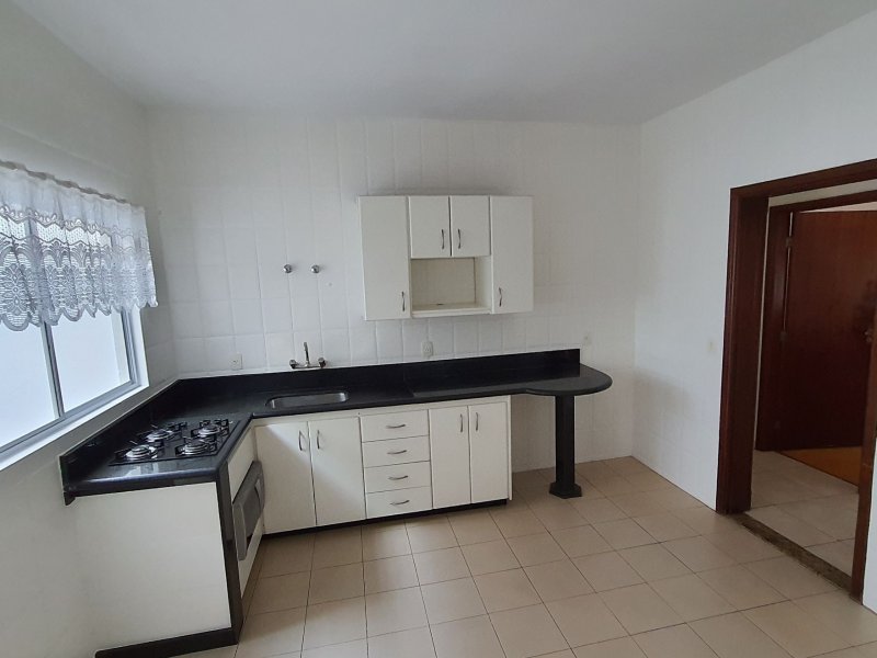 Casa à venda Califórnia com 270m² e 4 quartos por R$ 445.000 - 124379102-cozinha-vista-da-sala-de-jantar.jpg