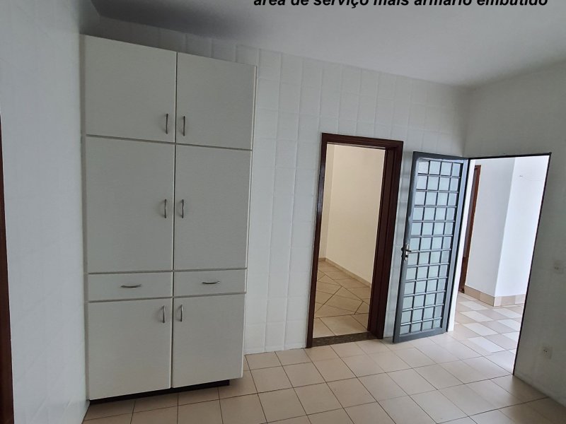Casa à venda Califórnia com 270m² e 4 quartos por R$ 445.000 - 1290197841-cozinha-com-vista-para-saidas-sala-e.jpg
