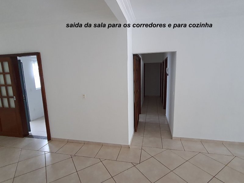 Casa à venda Califórnia com 270m² e 4 quartos por R$ 445.000 - 1845190552-saida-da-sala-para-os-corredores-e-para-cozinha.jpg